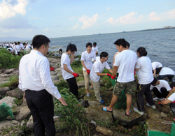 立命館大学体育会本部によるオオバナミズキンバイ等外来水生植物の駆除活動の現場を訪問