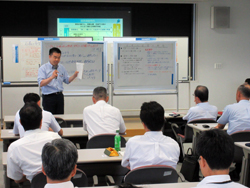 県の幹部職員を対象とした「県政経営サマーセミナー」に出席