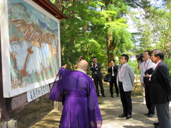 他の知事とともに世界遺産「平泉」の毛越寺と中尊寺を視察