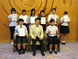 “滋賀県青少年広報レンジャー”に就任いただく8名に委嘱状をお渡し