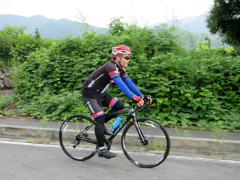 サイクリング自転車に乗る