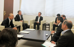 ダイハツ工業株式会社の本社を西田竜王町長とともに訪問し、三井代表取締役会長、奥平代表取締役社長とお会いする