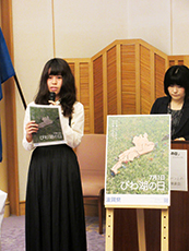 今年の「びわ湖の日」啓発ポスターをデザインいただいた成安造形大学の岩佐南実さん