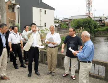長浜にある米川を藤井長浜市長とともに視察