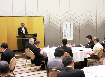 内外情勢調査会に出席