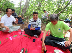 地元の皆さんのご案内のもと、株式会社モンベルの辰野会長や藤井長浜市長、びわこ成蹊スポーツ大学の嘉田学長らと共に広葉樹林の尾根筋を登る