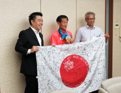 曽野選手と日の丸応援メッセージとともに記念撮影