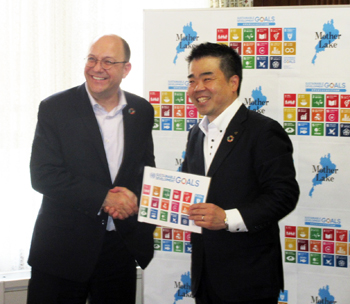 国連事務次長補トーマス・ガス氏と握手