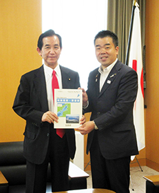 政府への政策提案・要望にて、要望書を手交1