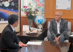 政府への政策提案・要望にて、要望書を手交2