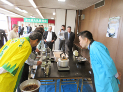 新茶の初市を視察