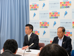 滋賀経済団体連合会の大道会長とともに記者会見
