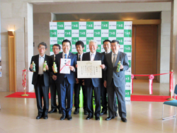 琵琶湖博物館にて、琵琶湖の総合保全活動（ヨシ保全）に対する寄附贈呈式