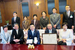 キラリ通信豊郷町の伊藤町長と「とよさと特産物振興協議会」の皆さんが第3回介護食品コンクール農林水産大臣賞の受賞報告