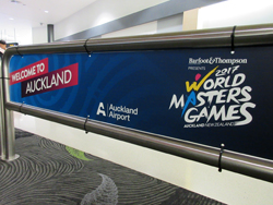 オークランド空港にはワールドマスターズゲームズ(WMG)の看板がたくさん