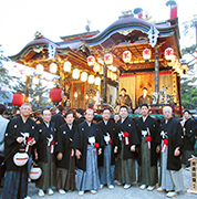長浜曳山祭夕渡りに参加する皆さんと集合写真