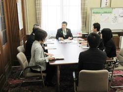 庁内にて協議