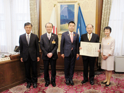 平成24年4月から2期5年の任期を終えられた滋賀県立大学理事長の大田啓一様に感謝状を贈呈