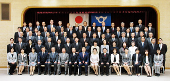 退職者の皆様と記念撮影湯