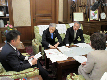 県人事委員会の益川委員長から、時間外勤務の縮減に向けたご提言をいただく
