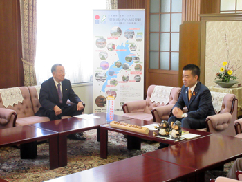 滋賀県商工会議所連合会の川瀬会長から、「びわ湖の日の休日化」への賛同とご当地ナンバー「びわ湖」の導入推進についての意見書をいただく