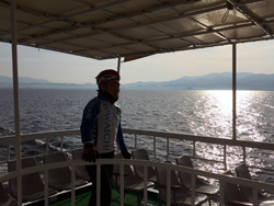 7時過ぎに船へ自転車を積み込み、長浜港から近江八幡・長命寺港へ向けて出発。竹島や沖島、遠くに比良山系を望みながら約90分のクルージングを楽しみました。
