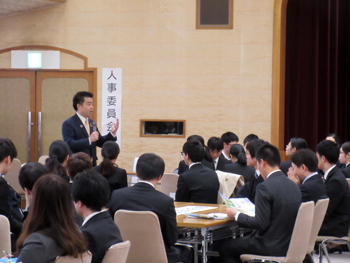 県庁就職セミナーで参加者の皆さんにあいさつ