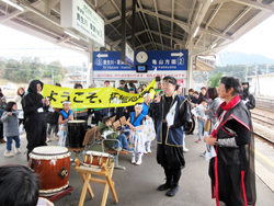 各駅で忍者衣装を身に纏った皆さまから声援をいただく