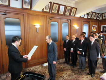 近隣景観形成協定認定書の交付式にて、甲賀市水口町今郷区の皆さんへ認定書をお渡し