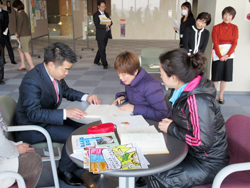 「こんにちは！三日月です」にて、びわこ日本語ネットワークの皆さんと対話