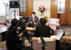 テレビ番組の収録で、本県の「びわ湖Free Wi-Fi」の整備や今後の展望、観光振興の取組などについてご紹介
