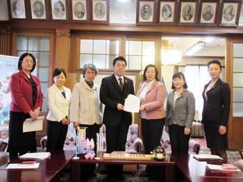 県議会女性議員7名から「おうみ犯罪被害者支援センター」と「性暴力被害者総合ケアワンストップびわ湖（SATOCO）」に関するご要望
