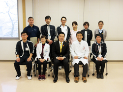 在宅医療に従事する畑野医師(センター長)や施設スタッフの皆様と意見交換