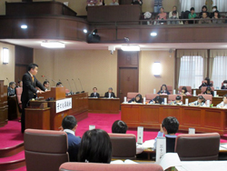 子ども県議会に出席