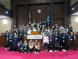 子ども議員との集合写真