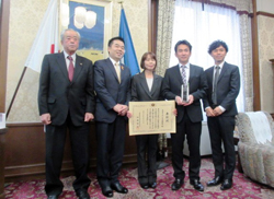 内閣府特命担当大臣表彰を受賞した社会福祉法人あいの土山福祉会の皆様との記念撮影