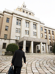 登庁する様子