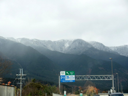 うっすらと雪化粧ていしる比良山系
