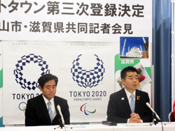 宮本守山市長とともに記者会見を受ける様子