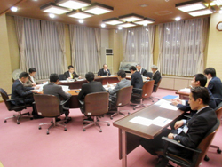 議会答弁について各部局と協議する様子