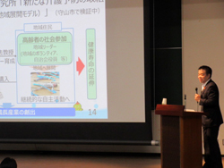 シンポジウムにて講演する様子