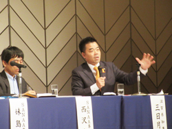 知事が発言する様子