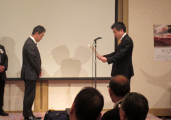 近江肉牛協会交流会で表彰を行う様子