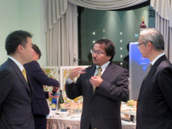 NPO法人UCHI理事長の牧野賢一氏と歓談する様子