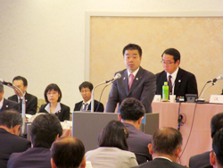 連合議会で回答する様子