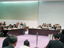 地域包括ケアシステムについて意見交換を行うとともに、国への提案要望項目について議論を交わす様子