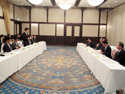 県内6町の町長との意見交換会に出席