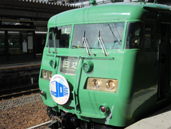 北陸本線を走る緑色の列車
