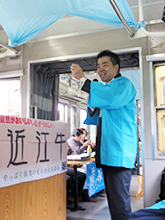 電車内で滋賀県の食について説明する様子