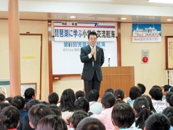 フローティングスクールで小学生を前に話をする様子